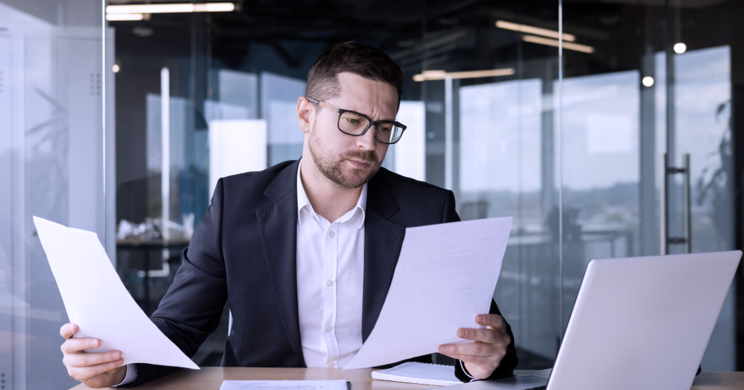 Business man entrain de regarder et chercher des informations sur des documents d'entreprise