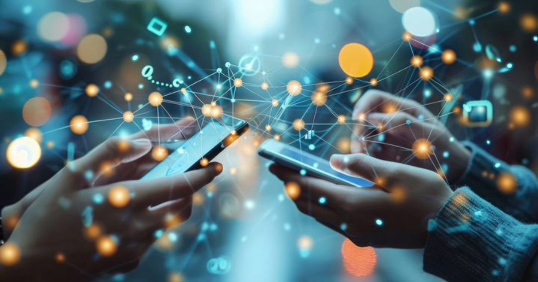 Deux mains de personne qui tiennent deux téléphones connectés à internet et aux médias sociaux
