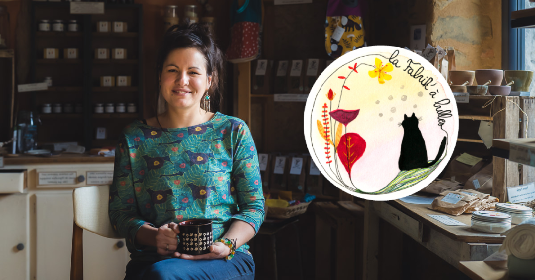 Photo d'Aurélie Pensec-Landemaine agrémentée du logo de sa marque de cosmétique "La Fabrik'à Bulles"